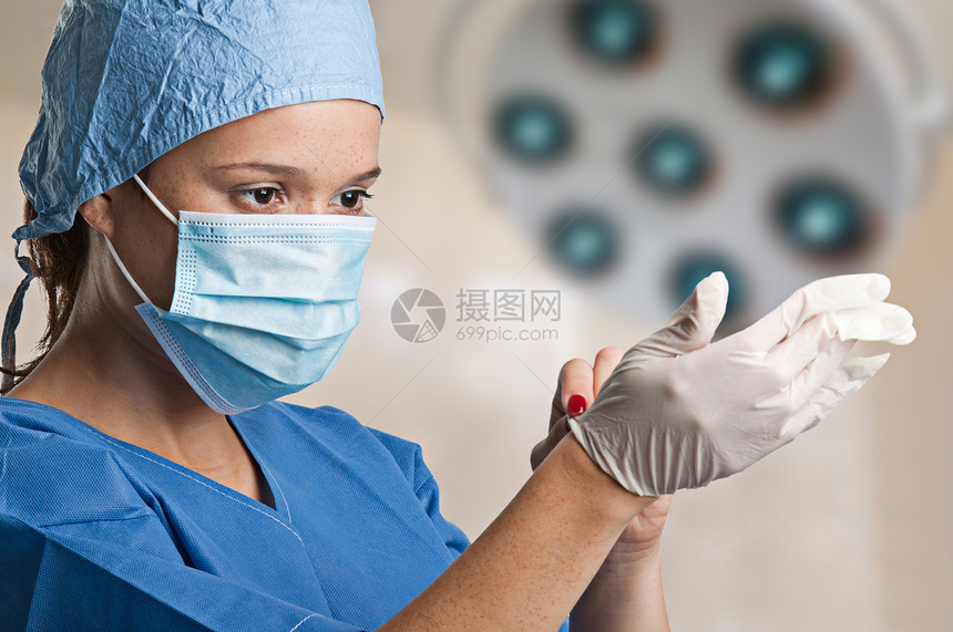 女性外科医生专注女士手术医疗情况药品职业房间养护照顾者图片