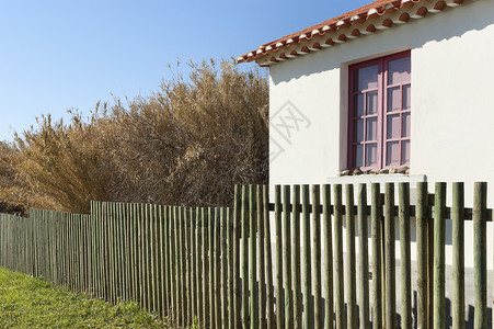 木围栏纠察窗户木质农村国家天空财产木头住宅绿色背景图片