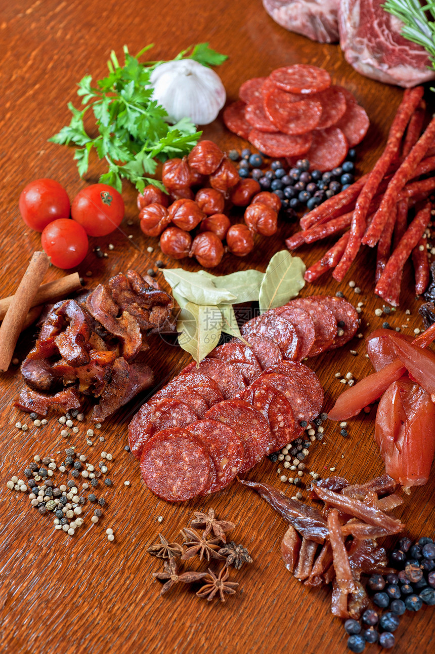 肉类和香肠团体火腿营养食物香料沙拉辣椒木板炙烤叶子图片