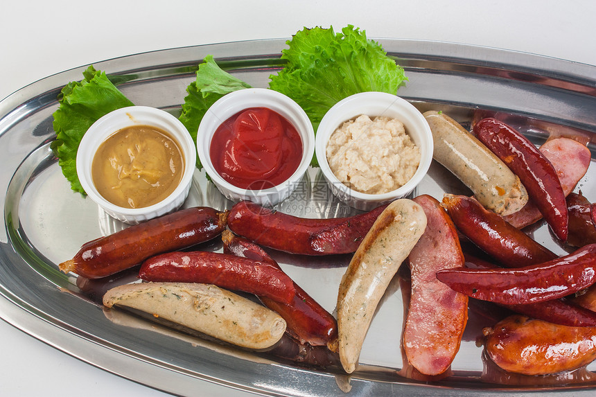 巴伐利亚香肠加番茄酱香料服务奢华猪肉青菜酒吧草药盘子烧烤美食图片