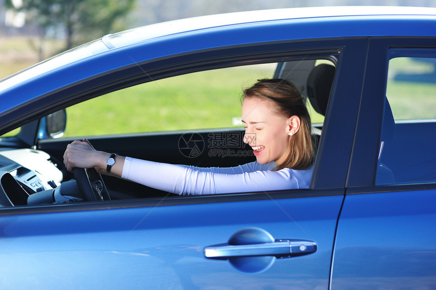 新车驾驶司机运输女孩微笑快乐蓝色幸福成人女性图片
