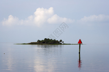一个大海涨潮时淹水的岛屿背景图片