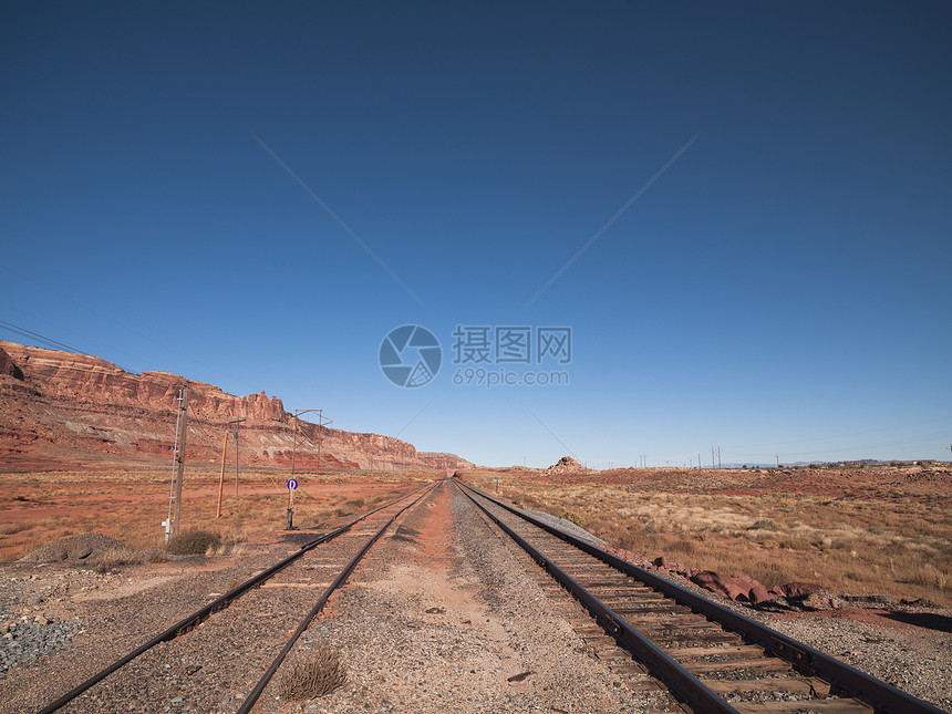 铁路火车场地运输轨道全景穿越过境景观草地侵蚀图片