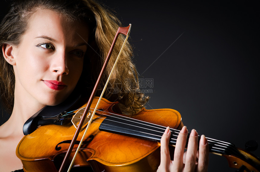 在暗房里拉小提琴的女人手指旋律独奏演奏家细绳音乐会娱乐女士艺术家木头图片