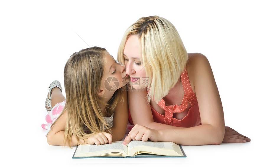 母亲与女儿在白边被孤立微笑女士乐趣孩子母性妈妈阅读教育喜悦家庭图片