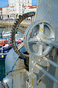 西班牙坎塔布里亚港的机械起重机高清图片
