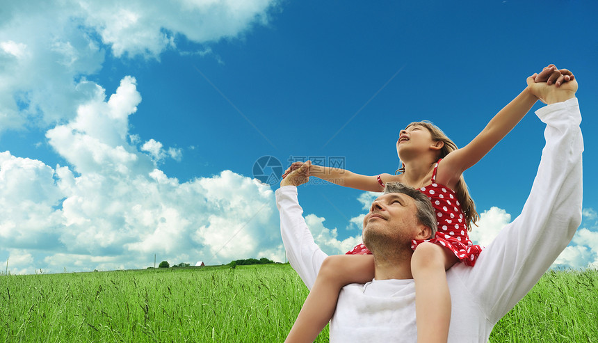 幸福家庭阳光追求男人女儿微笑快乐天空肩膀草地父母图片