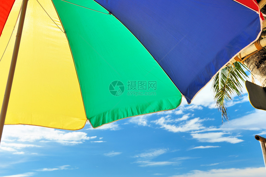 海滩阳伞遮阳棚旅行游客天空海岸线蓝色地平线边缘风景海浪图片