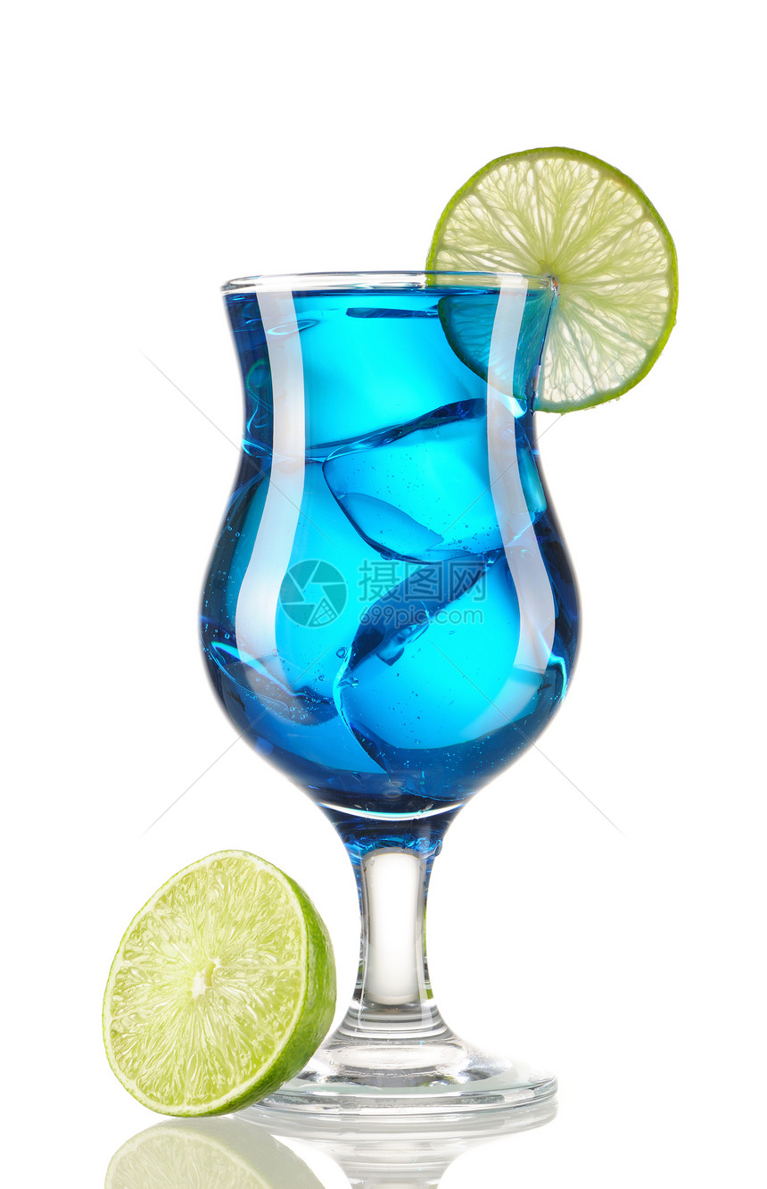 蓝库拉卡鸡尾酒苏打酒精白色果汁玻璃糖浆蓝色反射派对稻草图片