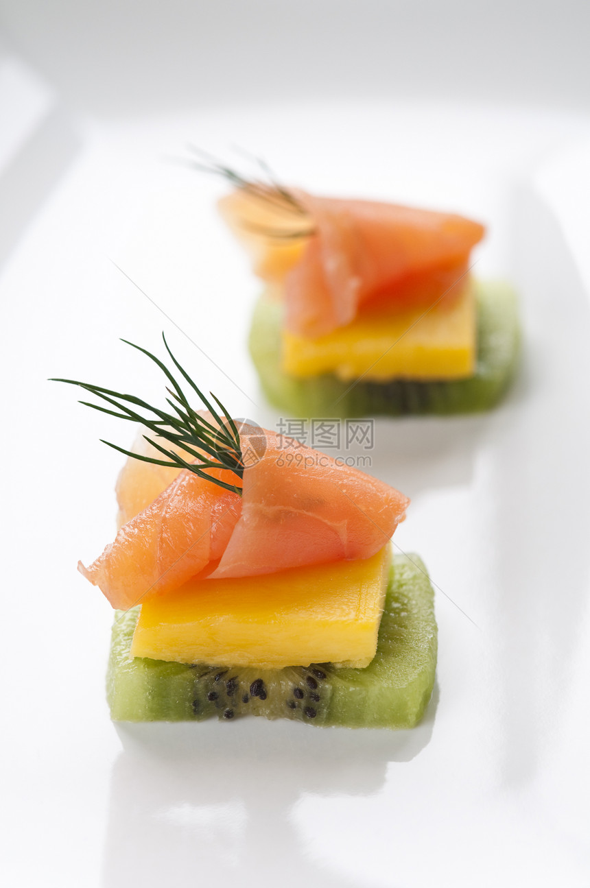 鲑鱼开胃菜海鲜起动机草本植物白色绿色吃饭奇异果点心美食饮食图片
