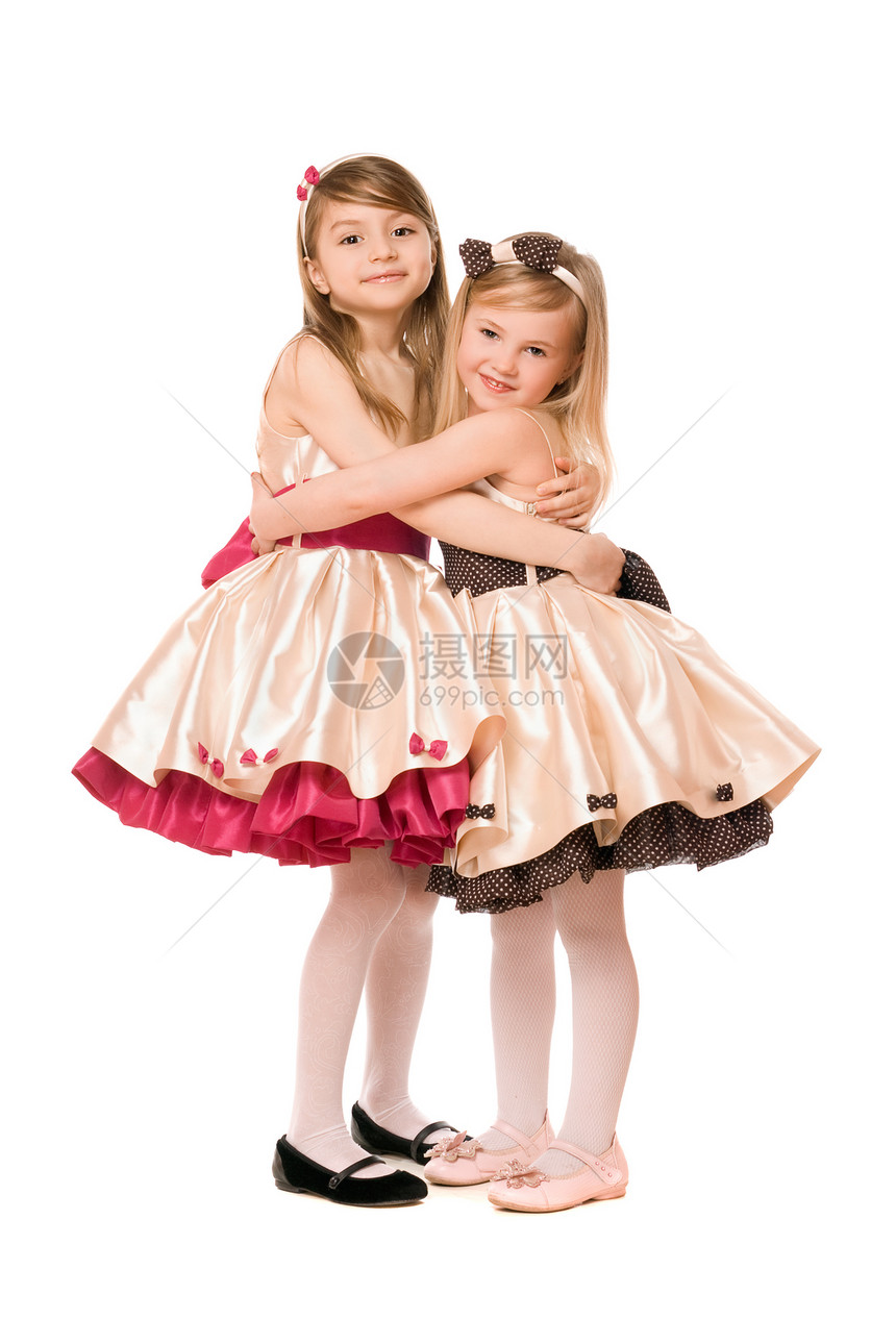 两个穿着裙子的快乐小女孩图片