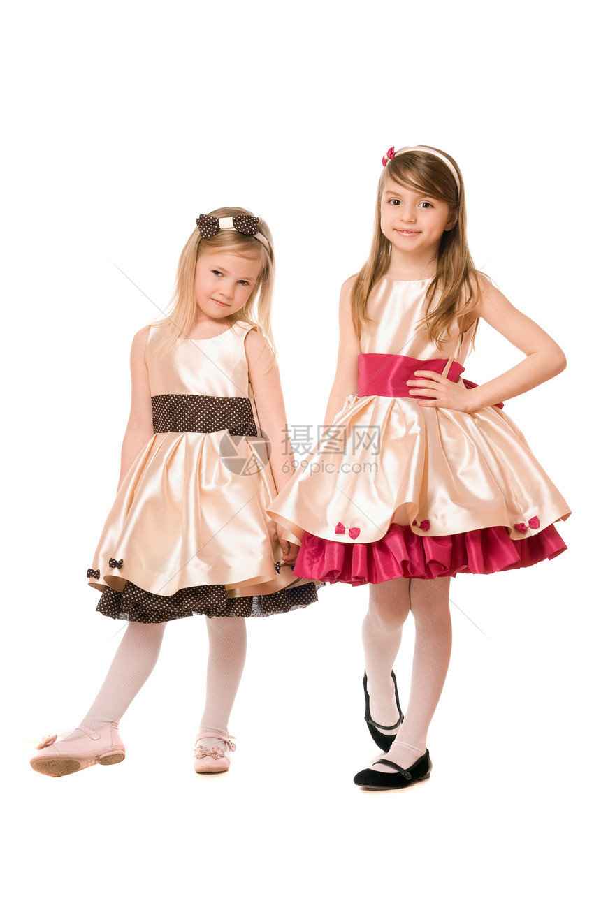 两个穿裙子的可爱小女孩图片