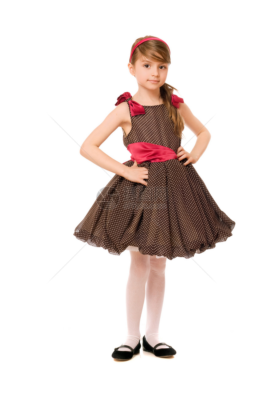 穿棕色裙子的可爱小姑娘图片