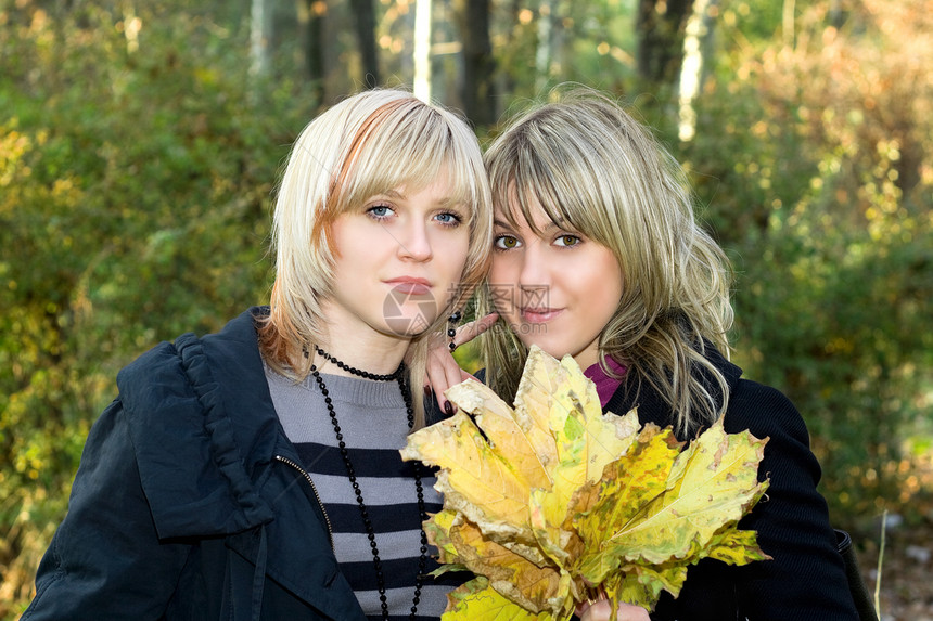 两名女青年的秋叶假肖像图片