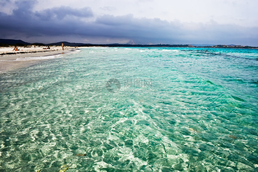 撒丁岛蓝色波纹享受太阳阳光游泳海浪假期海岸支撑图片