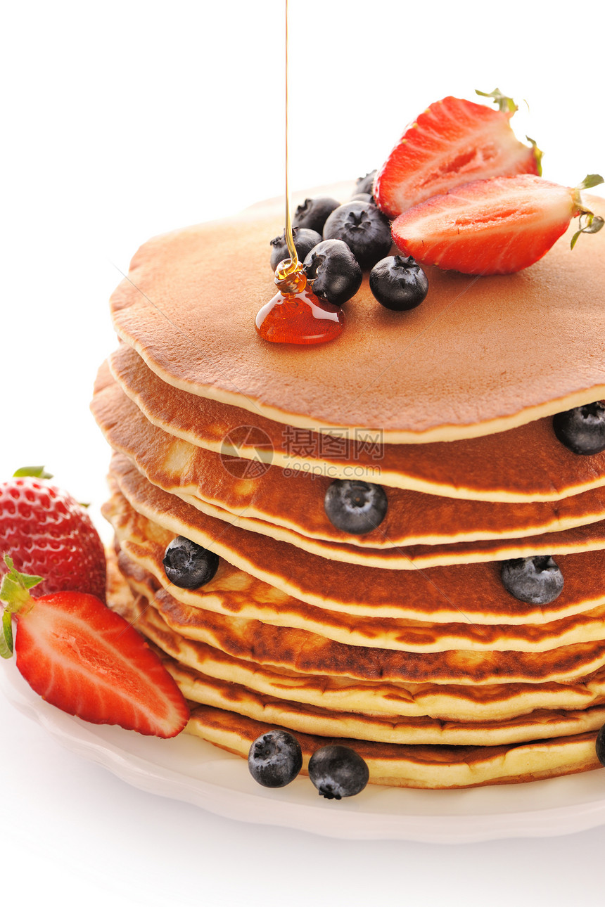 带草莓和蓝莓的煎饼甜点盘子红色营养浆果白色蛋糕小吃早餐蜂蜜图片
