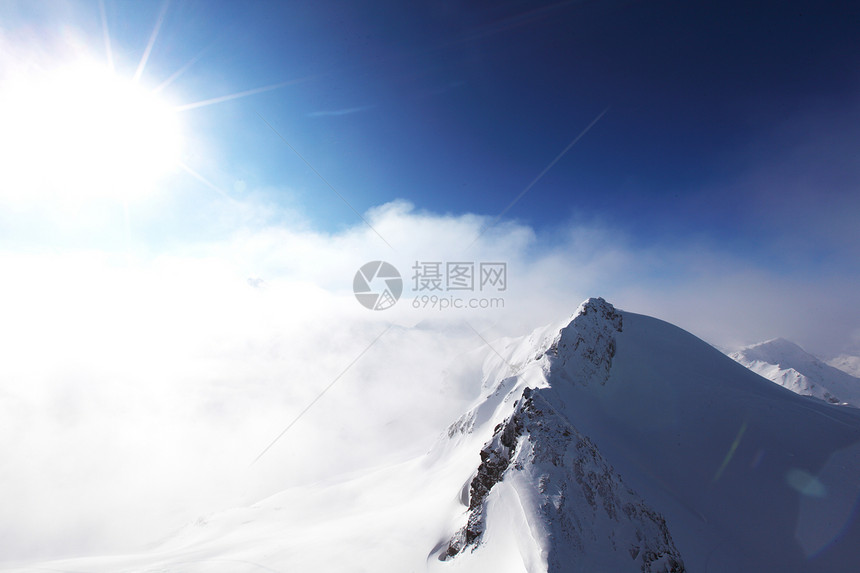 平面顶部冻结天空旅行运动滑雪阳光蓝色岩石季节高山图片