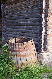 谷仓附近的老木木木桶高清图片