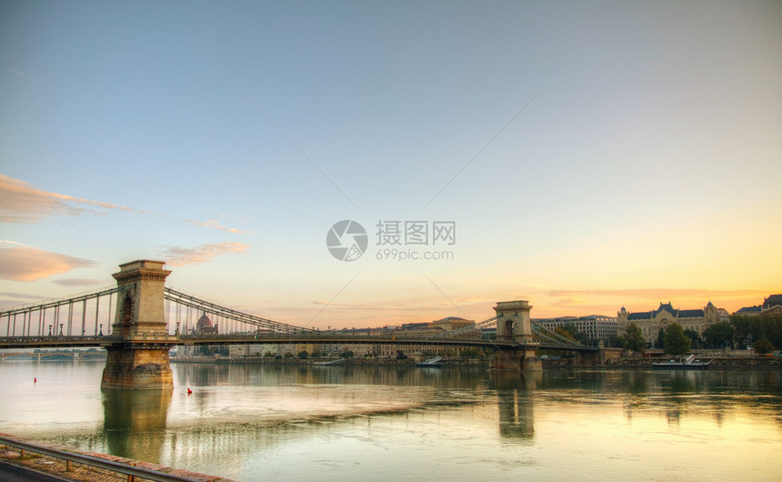 匈牙利布达佩斯Szechenyi悬吊桥风景文化首都建筑学建筑城市议会河岸旅行全景图片
