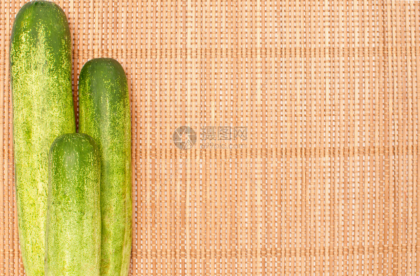 竹垫背景的抽象设计背景菜种以竹垫为背景叶子蔬菜橙子竹子农民市场篮子沙拉收成草本植物图片
