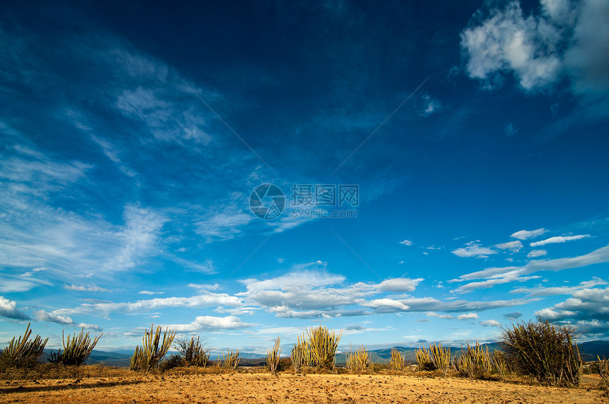 沙漠和蓝天空图片