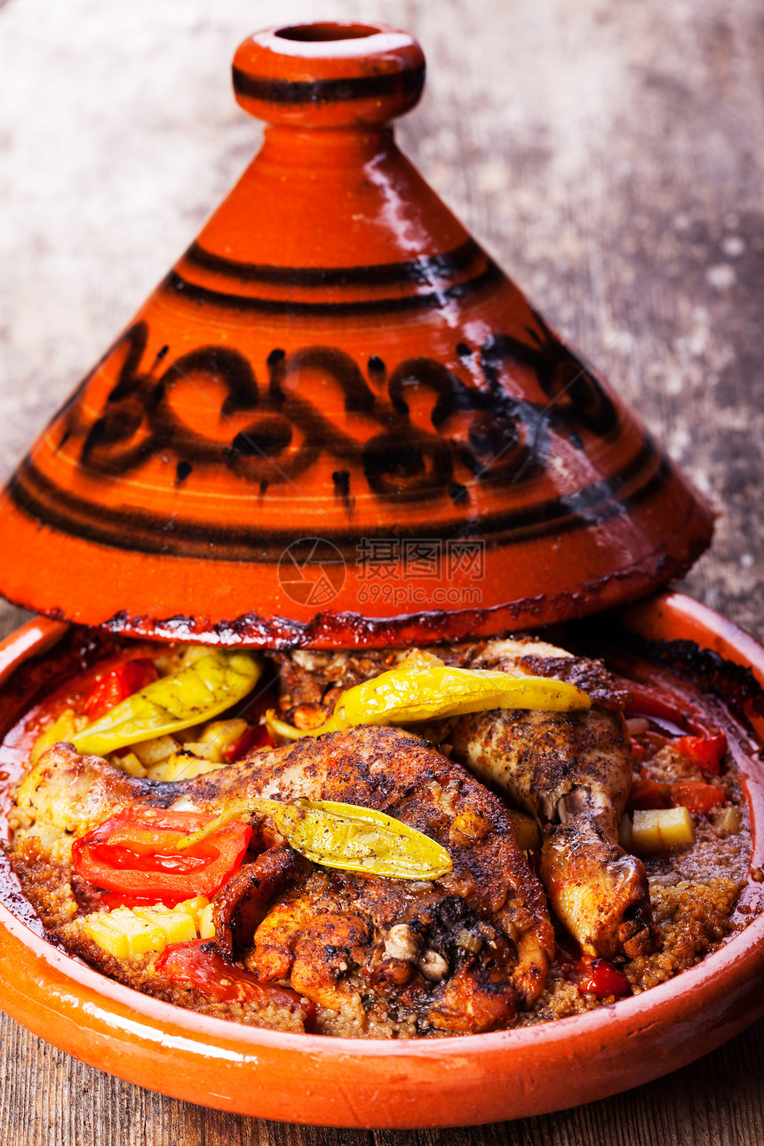 tajine 中的鸡腿木头小麦蔬菜牛肉制品香料盘子家禽食物土豆图片