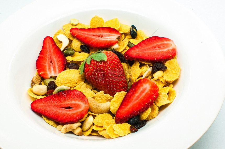 含有草莓和混合坚果的谷物玉米甜点美食食物葡萄干早餐牛奶饮食水果蔬菜图片