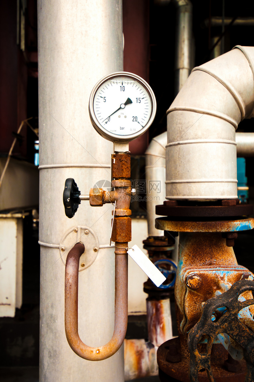 锅炉房供暖系统的电压计 管道和水阀图片