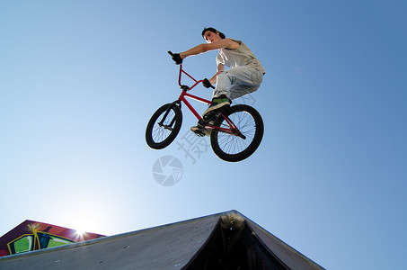 BBX 自行车板顶端运动男性跳跃极限小轮车青少年都市自行车风光背景图片