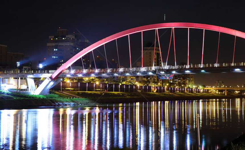 湖边桥的夜视蓝色天空街道建造镜子运输旅行反射路口穿越图片