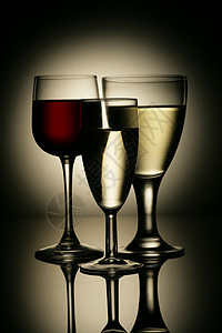 香槟酒杯长笛庆典水晶玻璃酒精液体白色背景图片