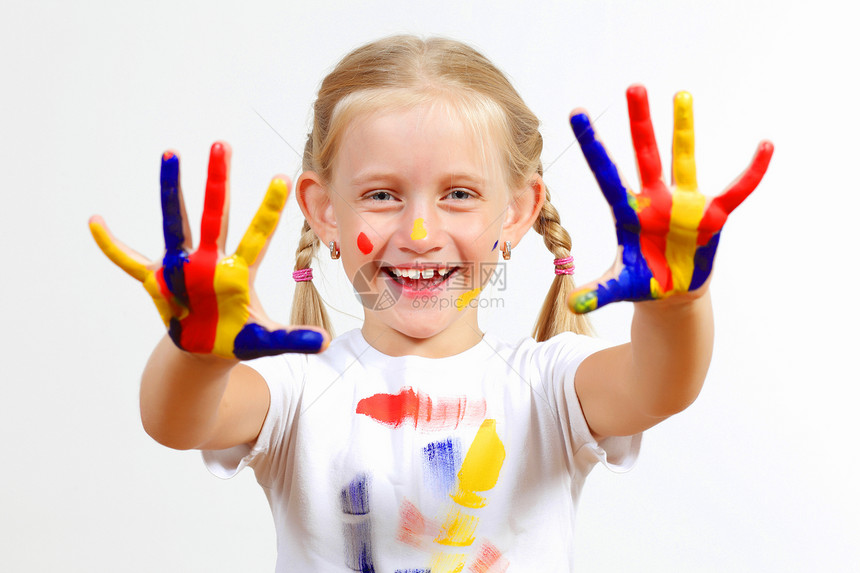 手上涂着油漆的幸福的孩子手指喜悦工艺身份乐趣女孩画家快乐创造力指纹图片