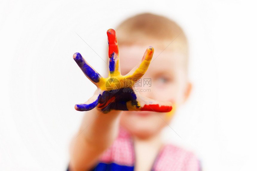 手上涂着油漆的幸福的孩子画家绘画工艺艺术创造力童年教育手指乐趣喜悦图片