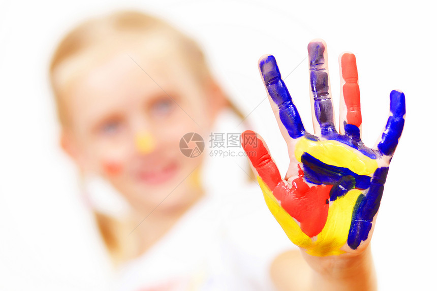 手上涂着油漆的幸福的孩子创造力乐趣教育喜悦手指艺术品艺术画家指纹身份图片