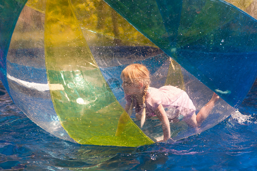 在 zorb 中子子滚球松紧带软糖橡皮运动空气假期波纹水池童年图片