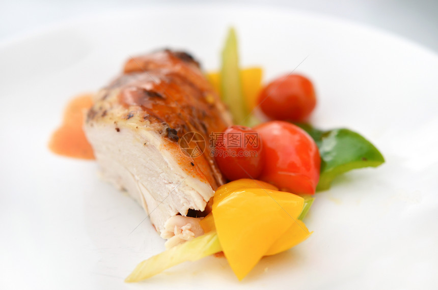烤鸡蔬菜美食鱼片黄色盘子红色食物白色绿色胡椒图片