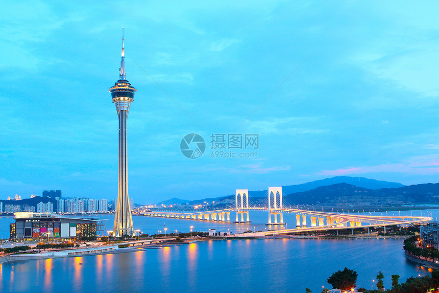 夜里市风与著名的旅行塔 在澳门河附近海浪天堂市中心场景天空反射景观建筑学摩天大楼大厦图片