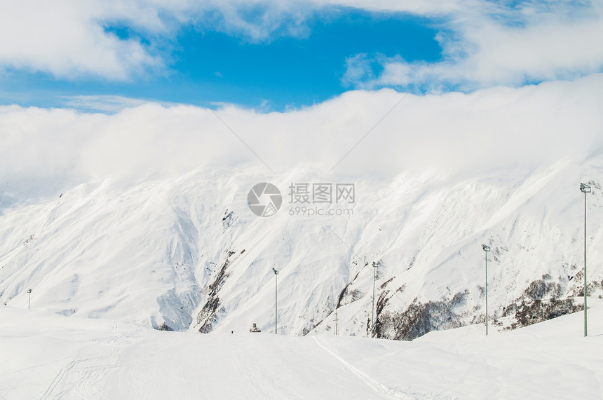 明亮的冬天天雪山岩石假期山脉全景阳光顶峰白色场景太阳冰川图片