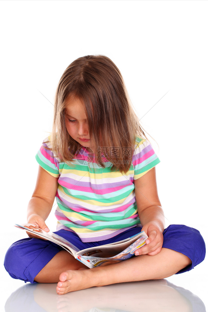 可爱的小女孩阅读书白色玩具儿童手指女孩孩子女性童年教育学习图片