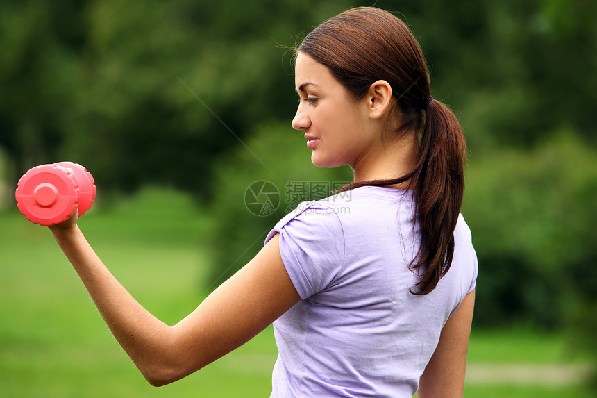 女人在公园里用哑铃做运动活动闲暇运动员重量福利训练女士身体女性娱乐图片