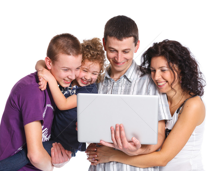 年幼父母与子女一起用笔记本电脑图片