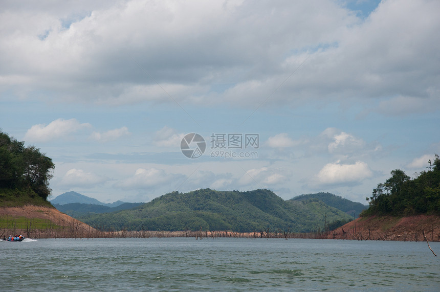 塔伊兰雅拉的巴拉哈拉森林天空旅行旅游植物蓝色游客图片