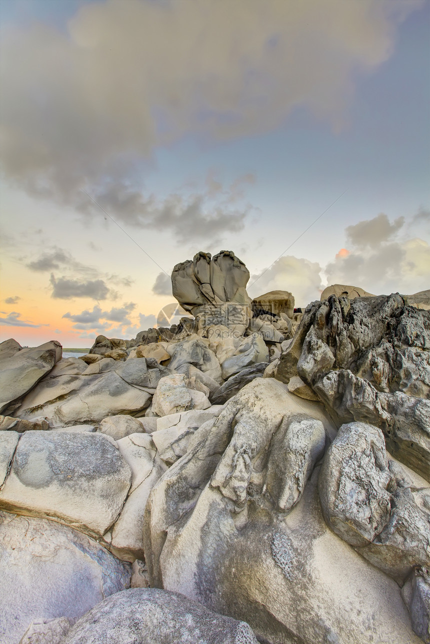 毛伊岛悬崖沿岸有大型熔岩岩石图片