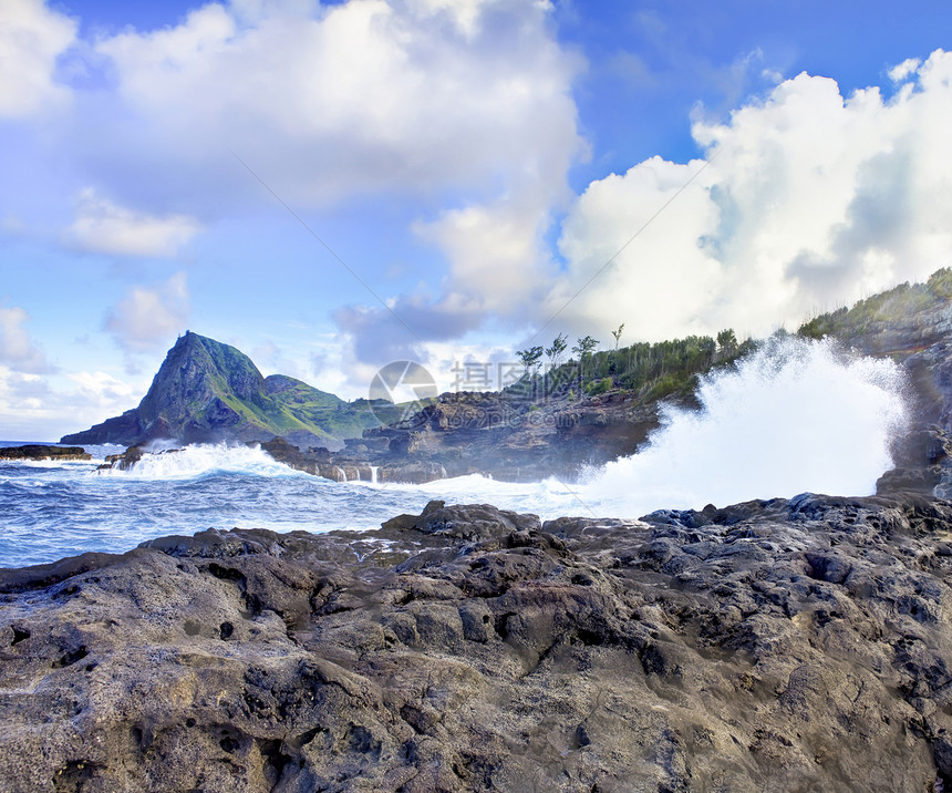 毛伊岛悬崖海岸与海洋接壤 夏威夷天空绿色岩石假期地平线热带风景蓝色沿海海岸线图片