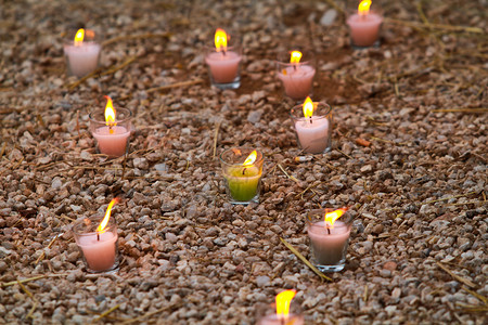 蜡烛火焰对角线公园仪式纪念馆燃烧场地记忆橙子背景图片