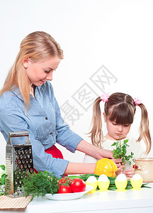 家庭做饭女孩喜悦饮食乐趣女儿孩子幸福女性食物男人可爱的高清图片素材