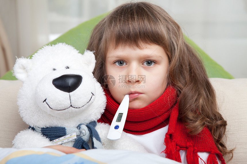 带温度计的小生病女孩在床上拥抱玩具熊悲伤发烧孩子悬崖毯子女儿幼儿园疾病病人临床图片