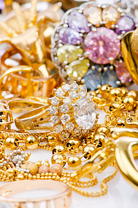 大量金首饰的收藏优雅奢华项链金属礼物宏观吊坠石头魅力戒指金的高清图片素材