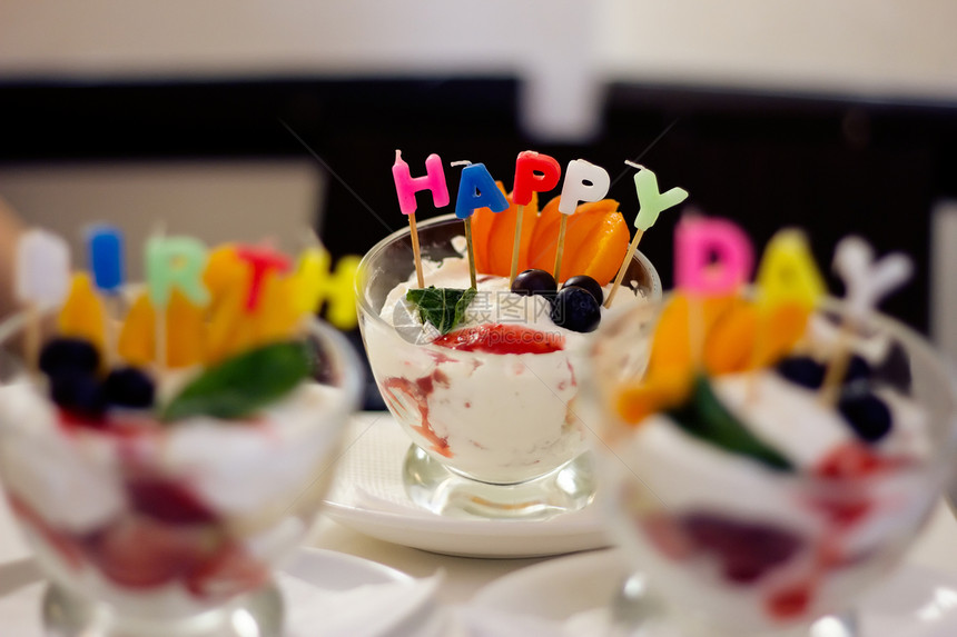 甜点蜡烛生日快乐食物橙子巧克力派对蛋糕彩虹蓝色庆典字母小吃图片