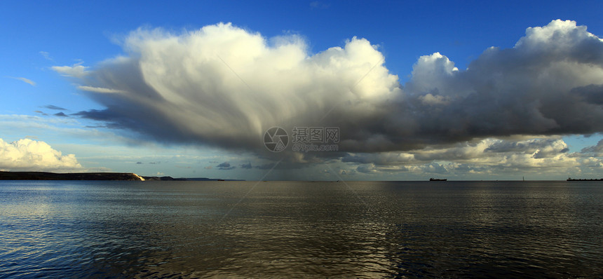 云和波冲浪波纹环境悬崖海岸侏罗纪海滩卵石海岸线海浪图片